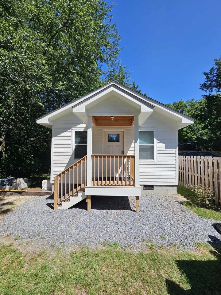 1565 N May St #2 - Photo 3 of 6