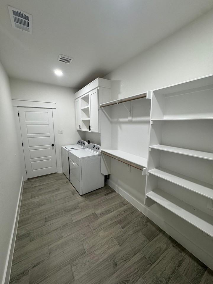 537 Cresthaven Ct #NA - Photo 3 of 12