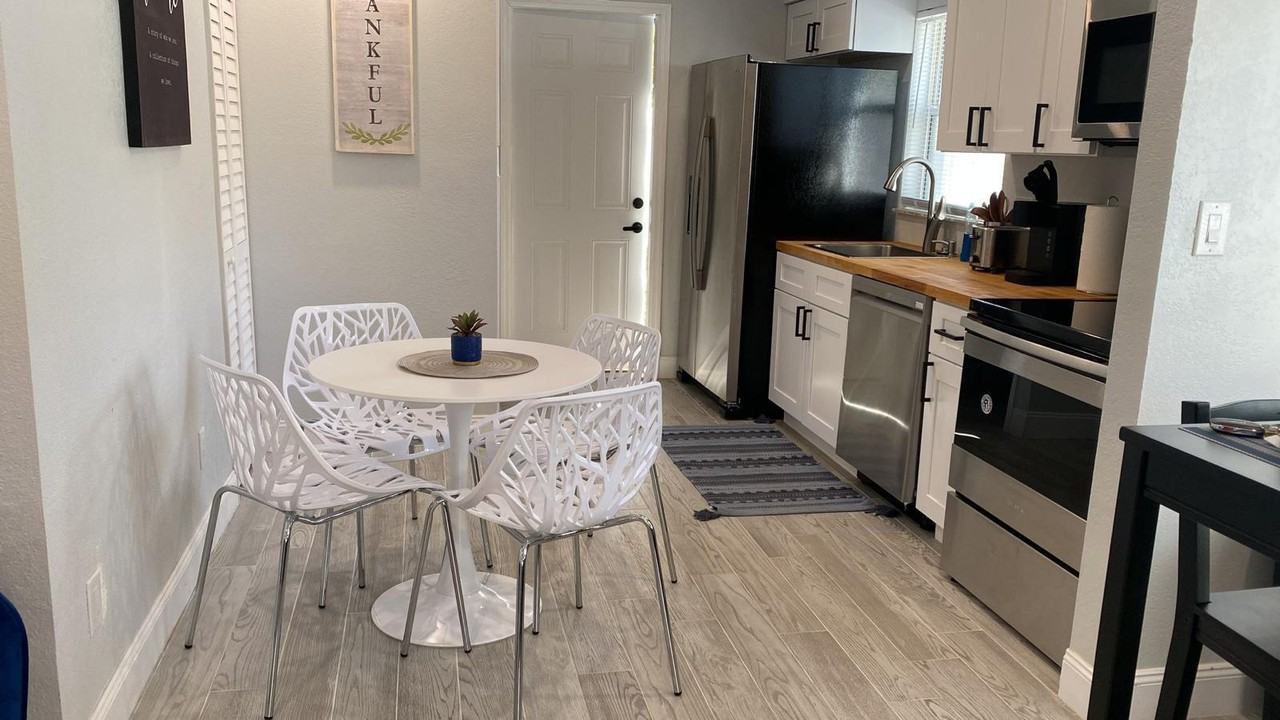 1007 Hawkins St #A - Photo 6 of 19