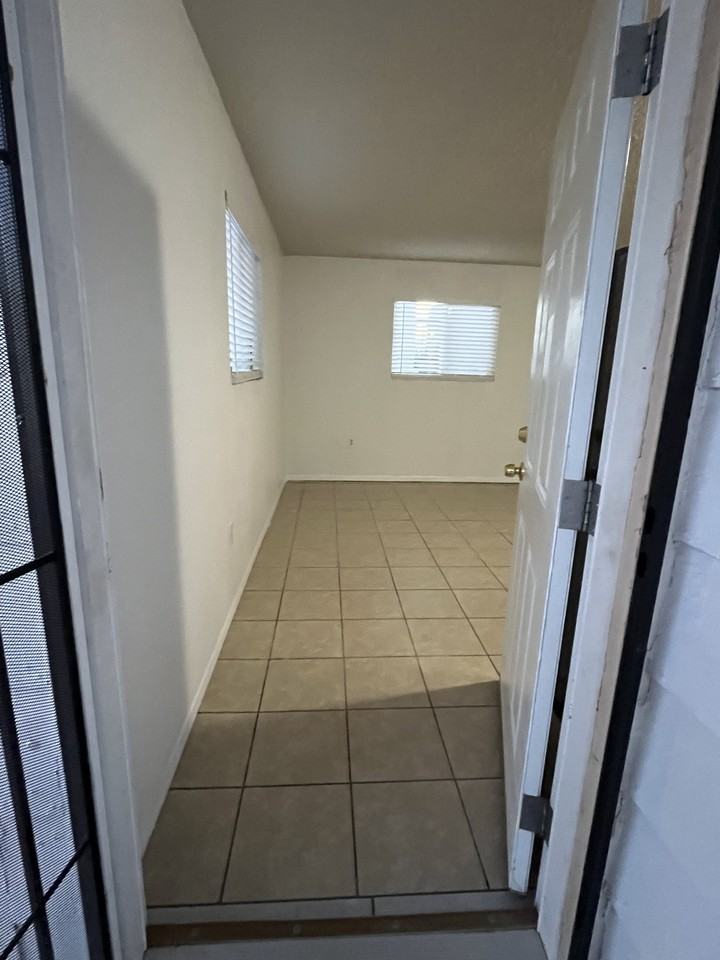 415 Grove St Se #4 - Photo 4 of 10