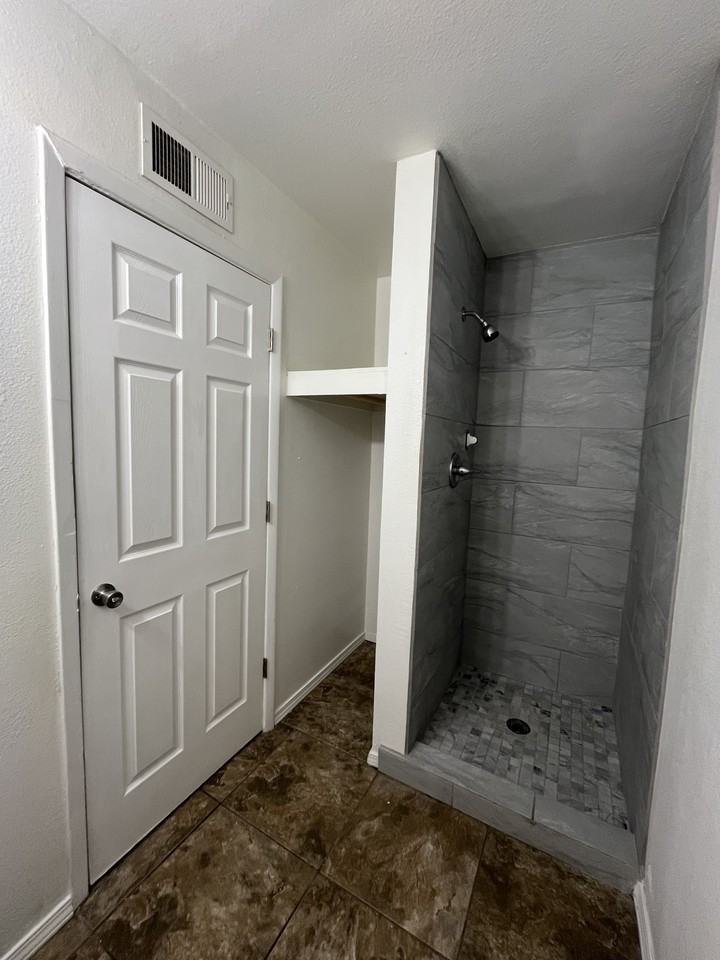 415 Grove St Se #4 - Photo 5 of 10