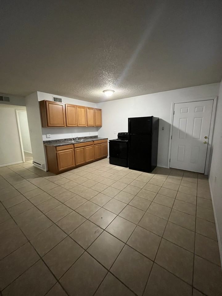 415 Grove St Se #4 - Photo 6 of 10