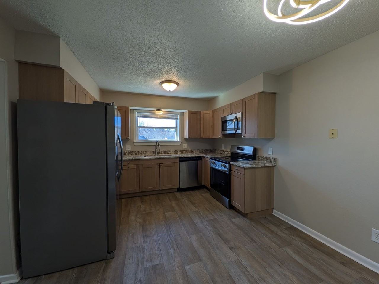 214 E Hughes Cir - Photo 2 of 24