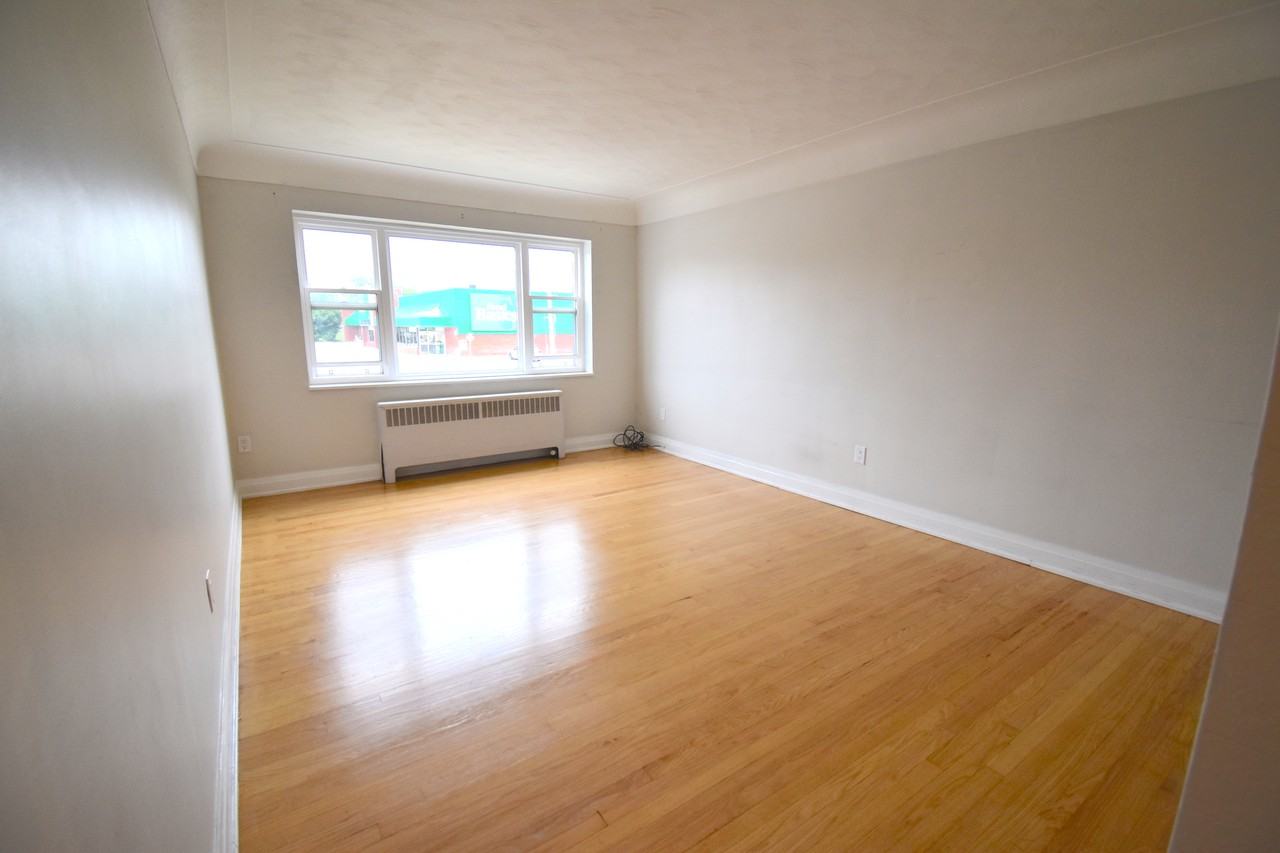 832 King Street West - Photo 3 of 10