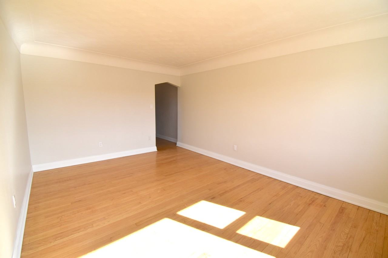 832 King Street West - Photo 4 of 10