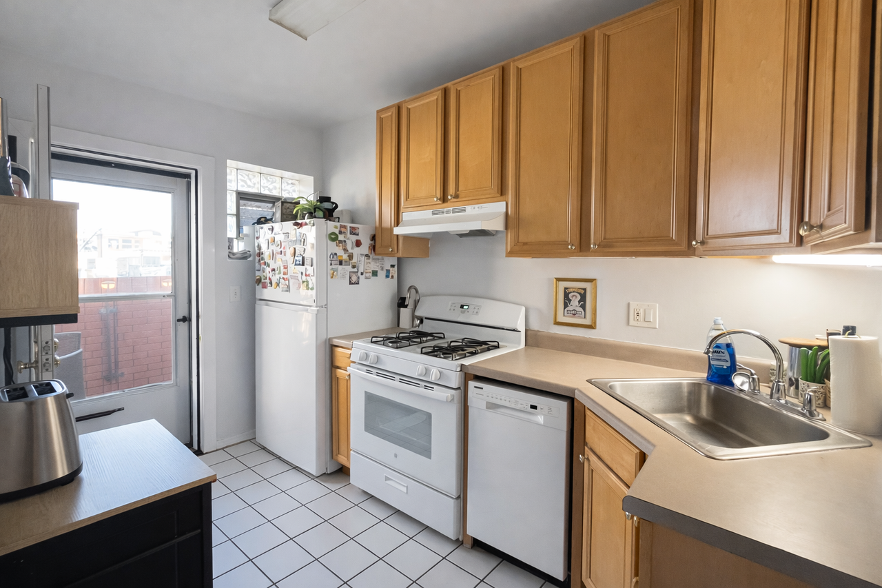 2461 N Clark St #3 - Photo 3 of 10