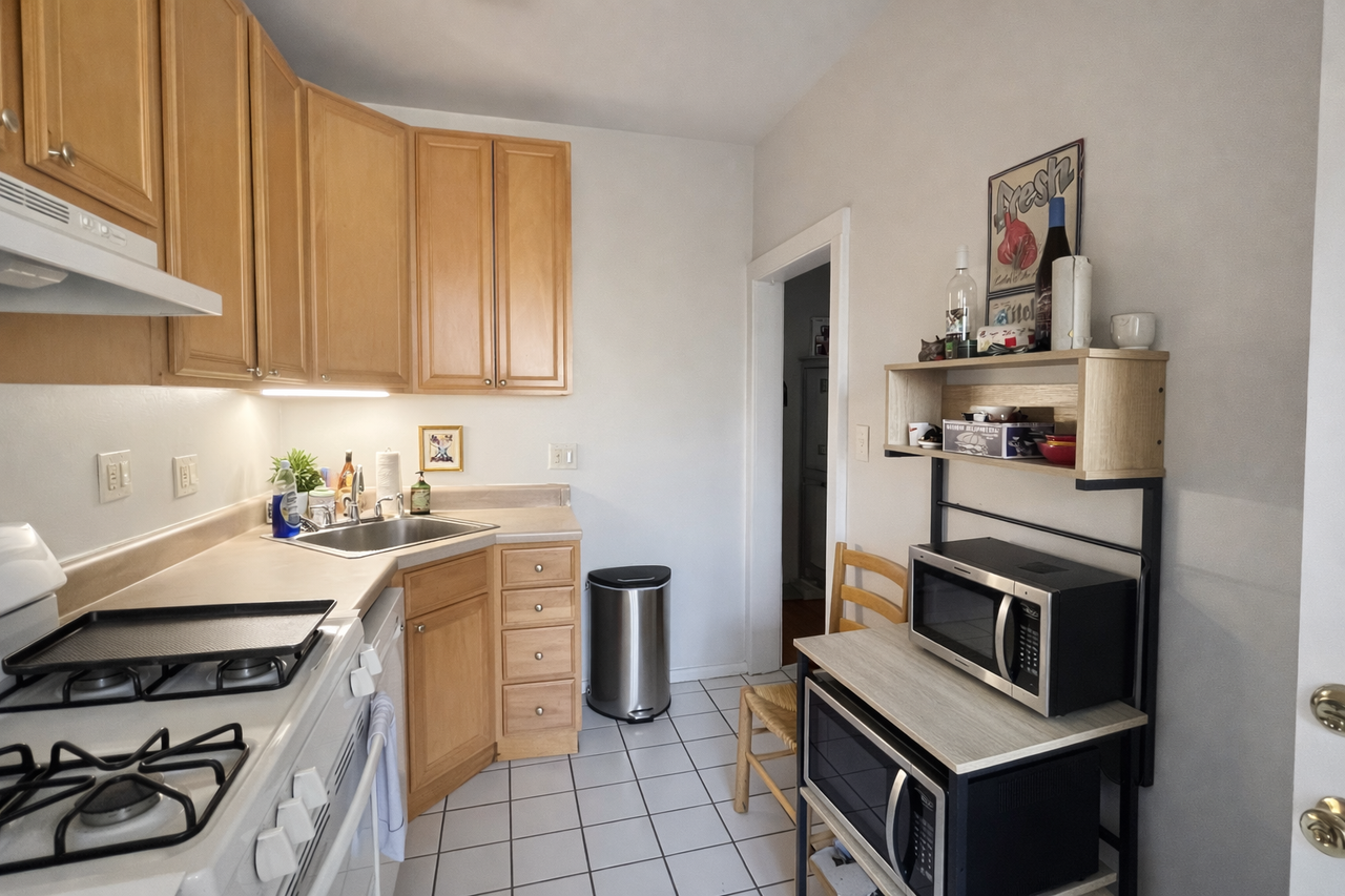 2461 N Clark St #3 - Photo 4 of 10