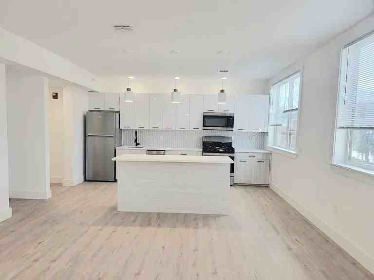 205 Mount Vernon Ave #203 - Photo 2 of 4