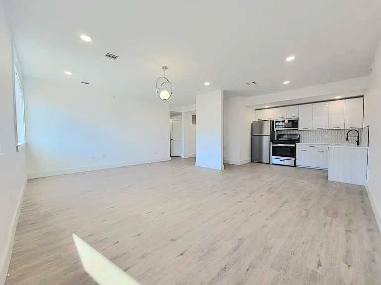 205 Mount Vernon Ave #203 - Photo 3 of 4