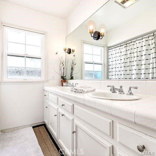 2831 Bayshore Dr - Photo 4 of 8