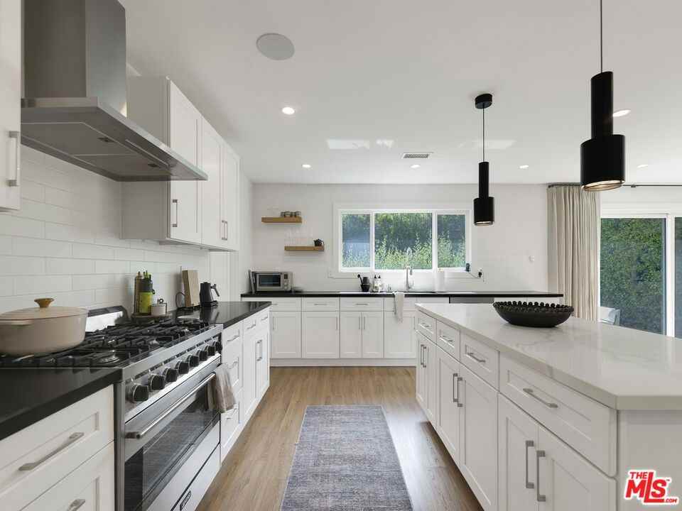 13506 Chandler Blvd - Photo 2 of 6