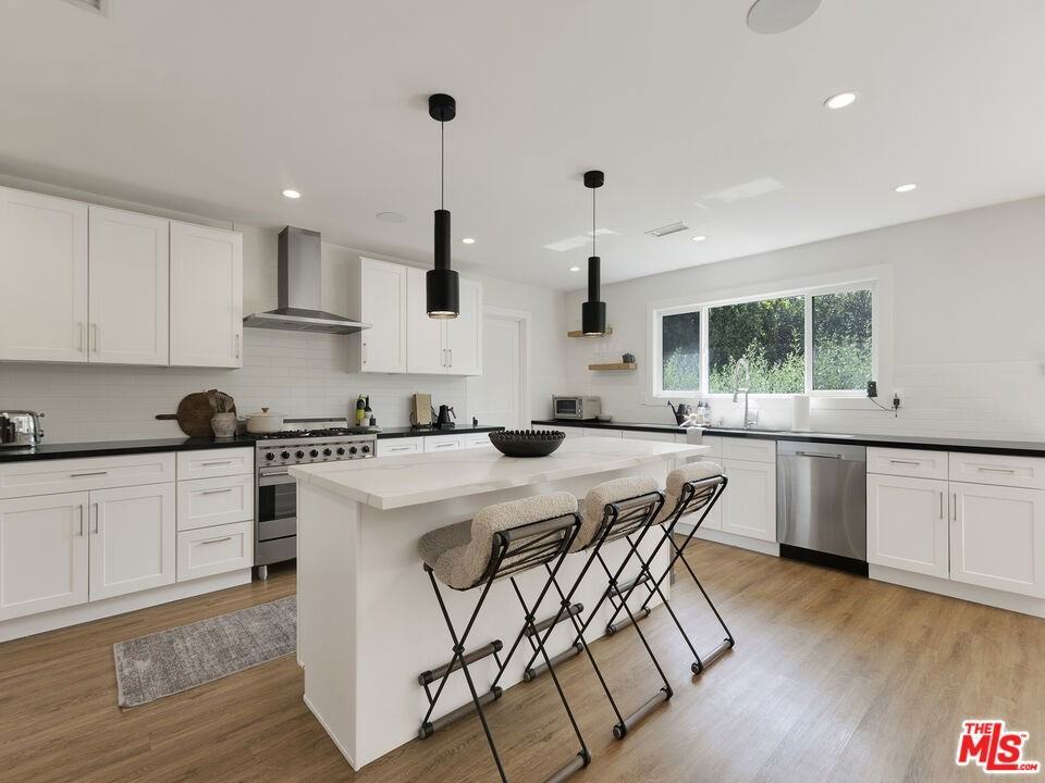 13506 Chandler Blvd - Photo 4 of 6