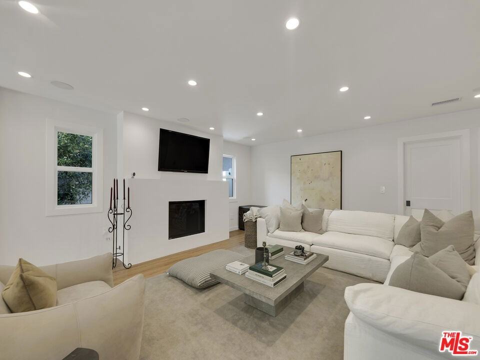 13506 Chandler Blvd - Photo 5 of 6