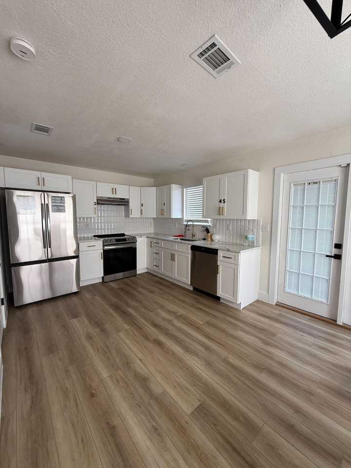 Lago Vista St - Photo 2 of 33