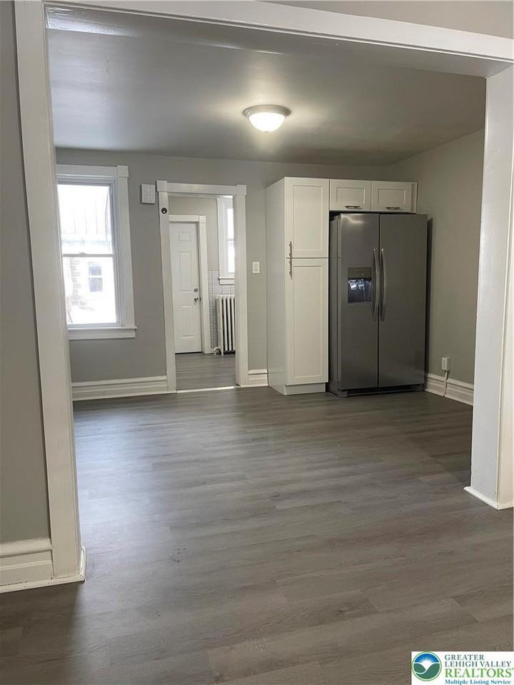 221 E South St - Photo 4 of 17
