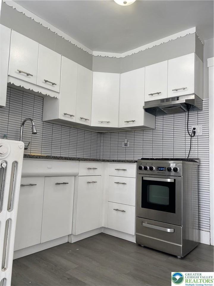 221 E South St - Photo 6 of 17