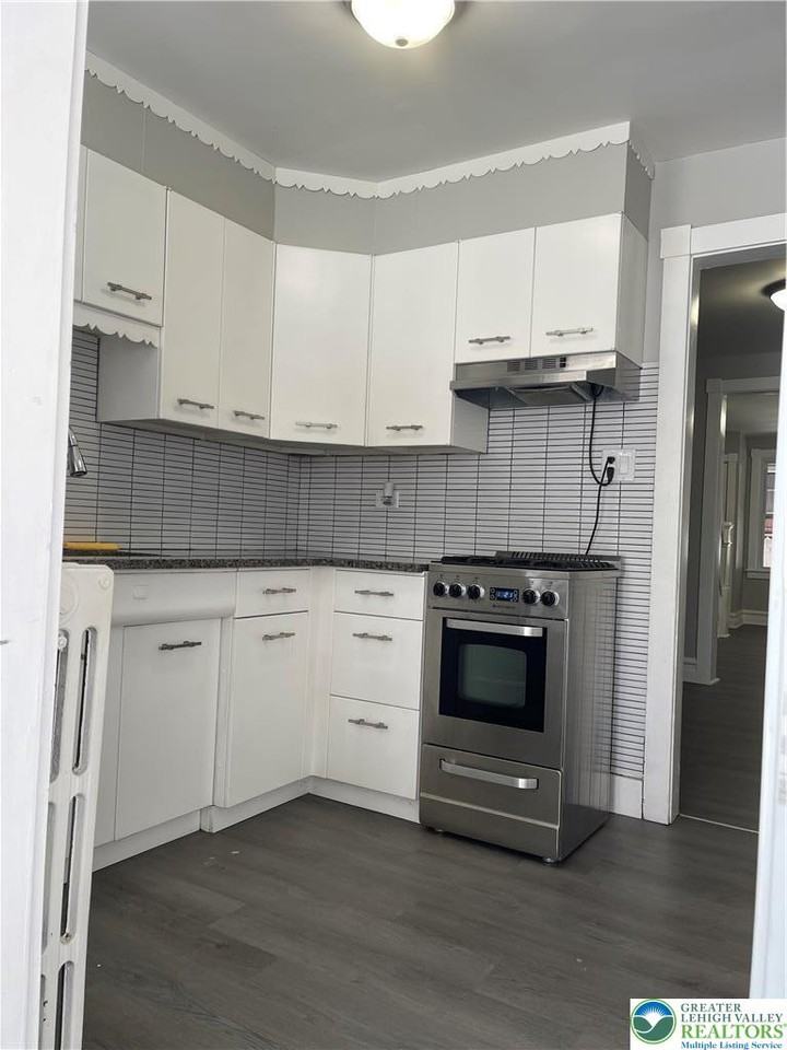 221 E South St - Photo 7 of 17