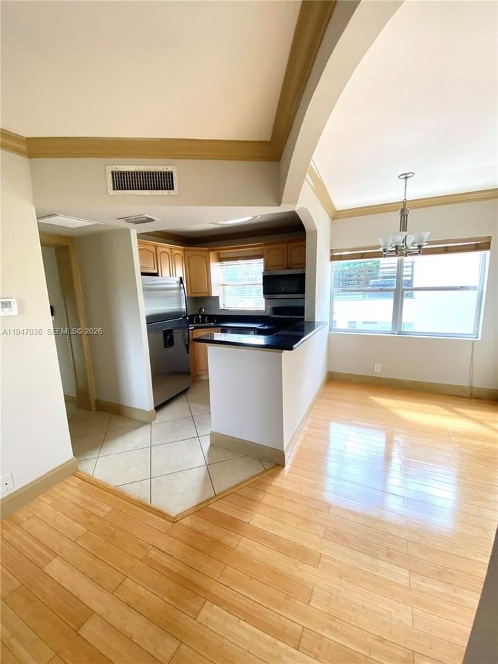 744 Ne 14th Ave - Photo 2 of 13