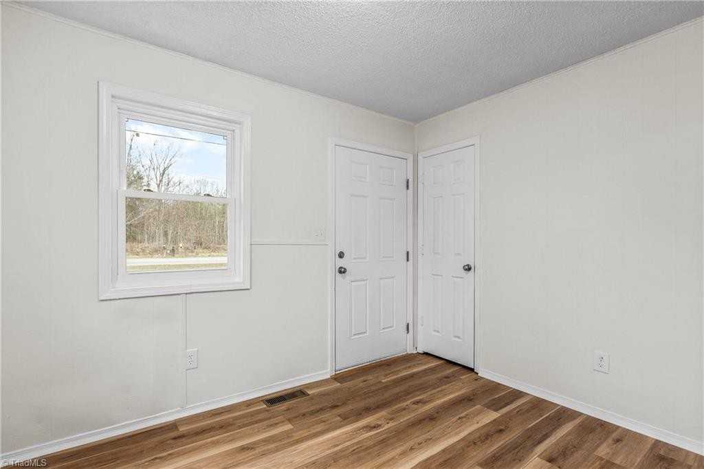 2043 Bishop Rd - Photo 4 of 15