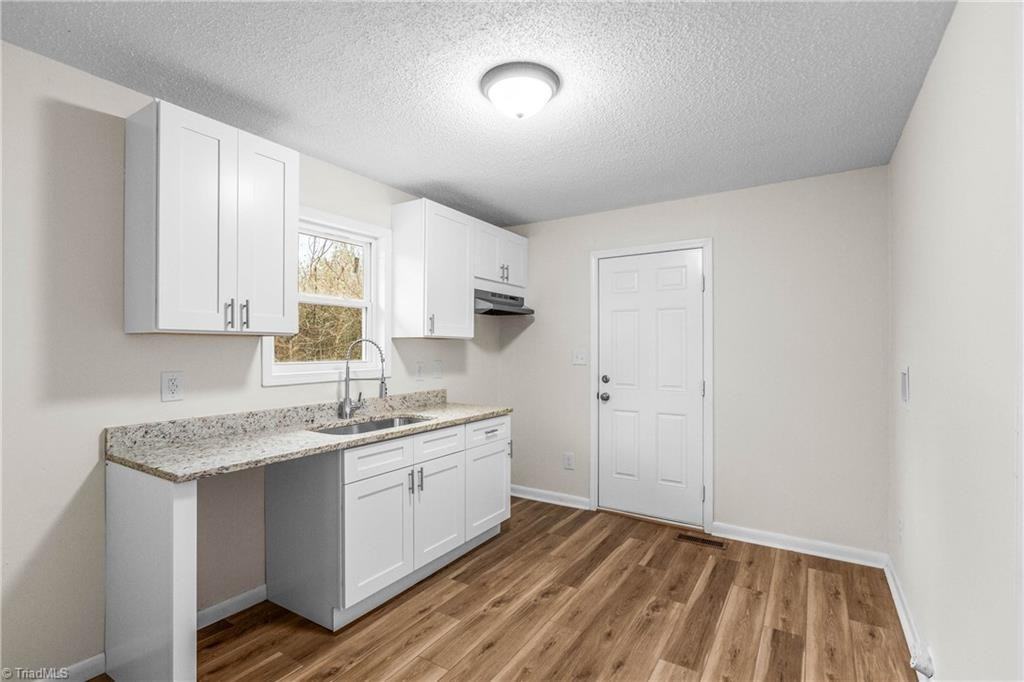 2043 Bishop Rd - Photo 6 of 15