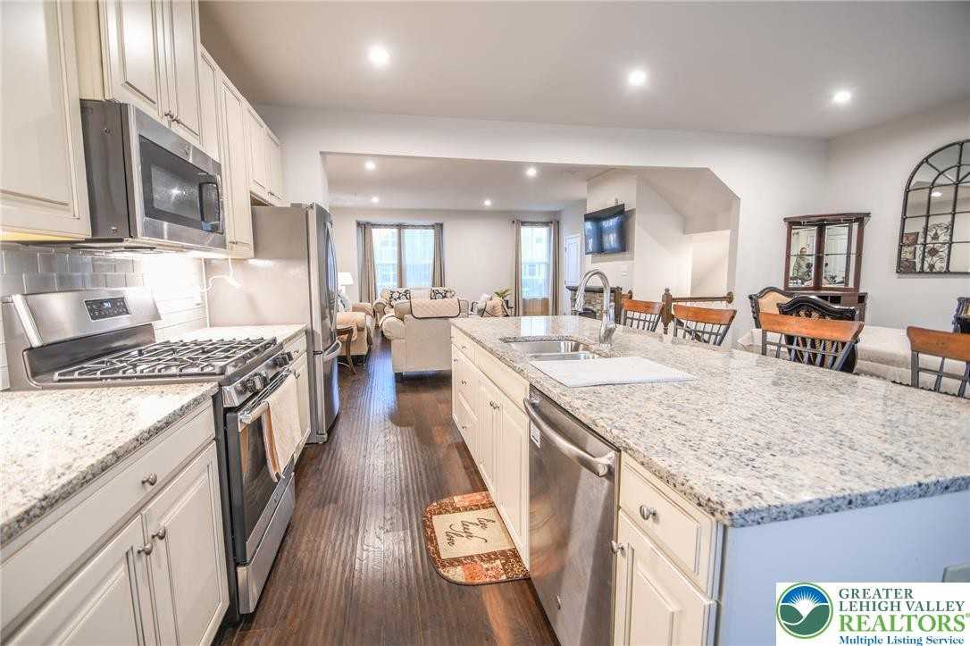 2396 Cook Dr - Photo 4 of 39