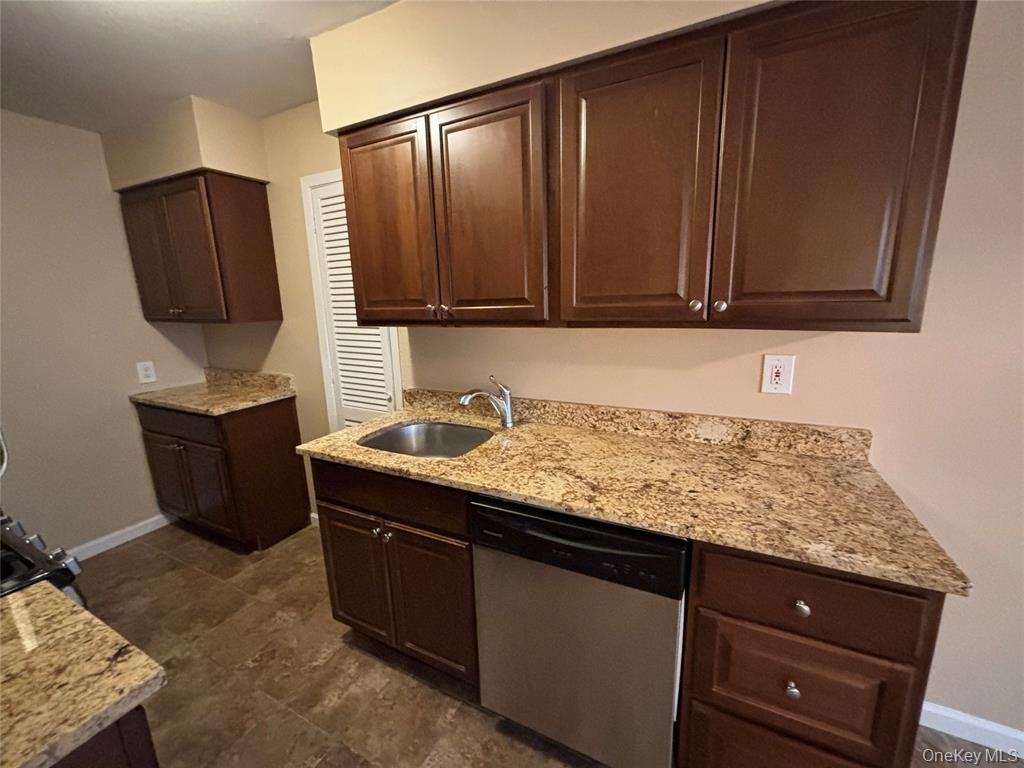 4 Colonial Rd - Photo 2 of 9