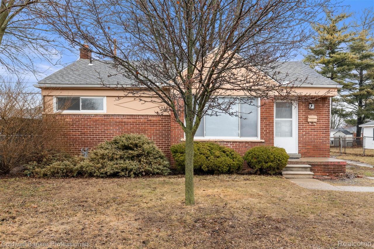 27734 Maplewood St - Photo 2 of 31