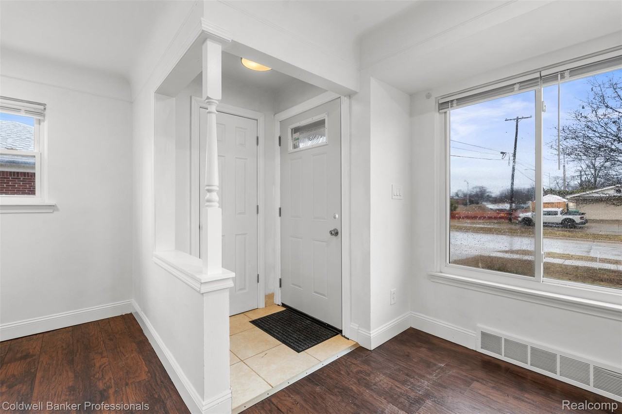 27734 Maplewood St - Photo 7 of 31