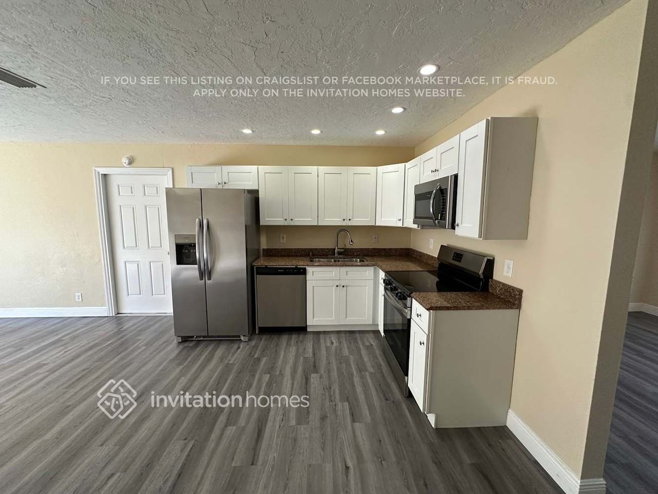 4582 Carthage Cir N - Photo 3 of 14