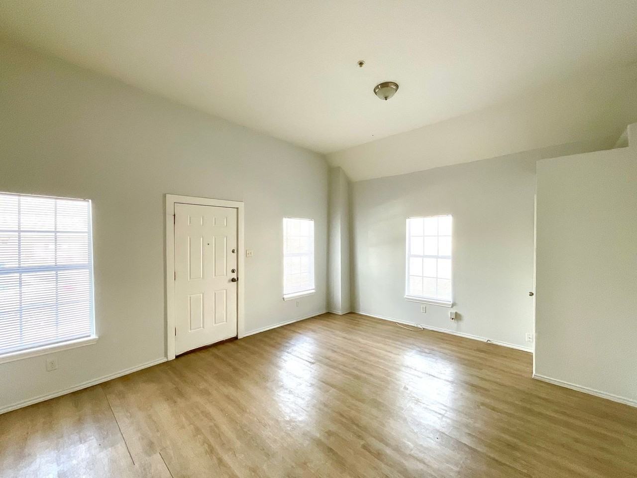 816 Rivas St - Photo 3 of 32