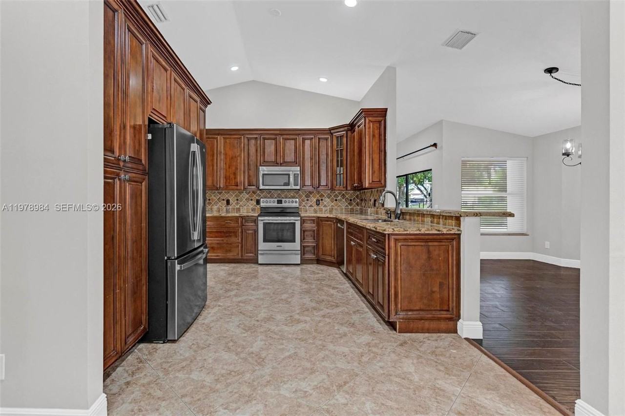 5621 Carriage Ln - Photo 2 of 20