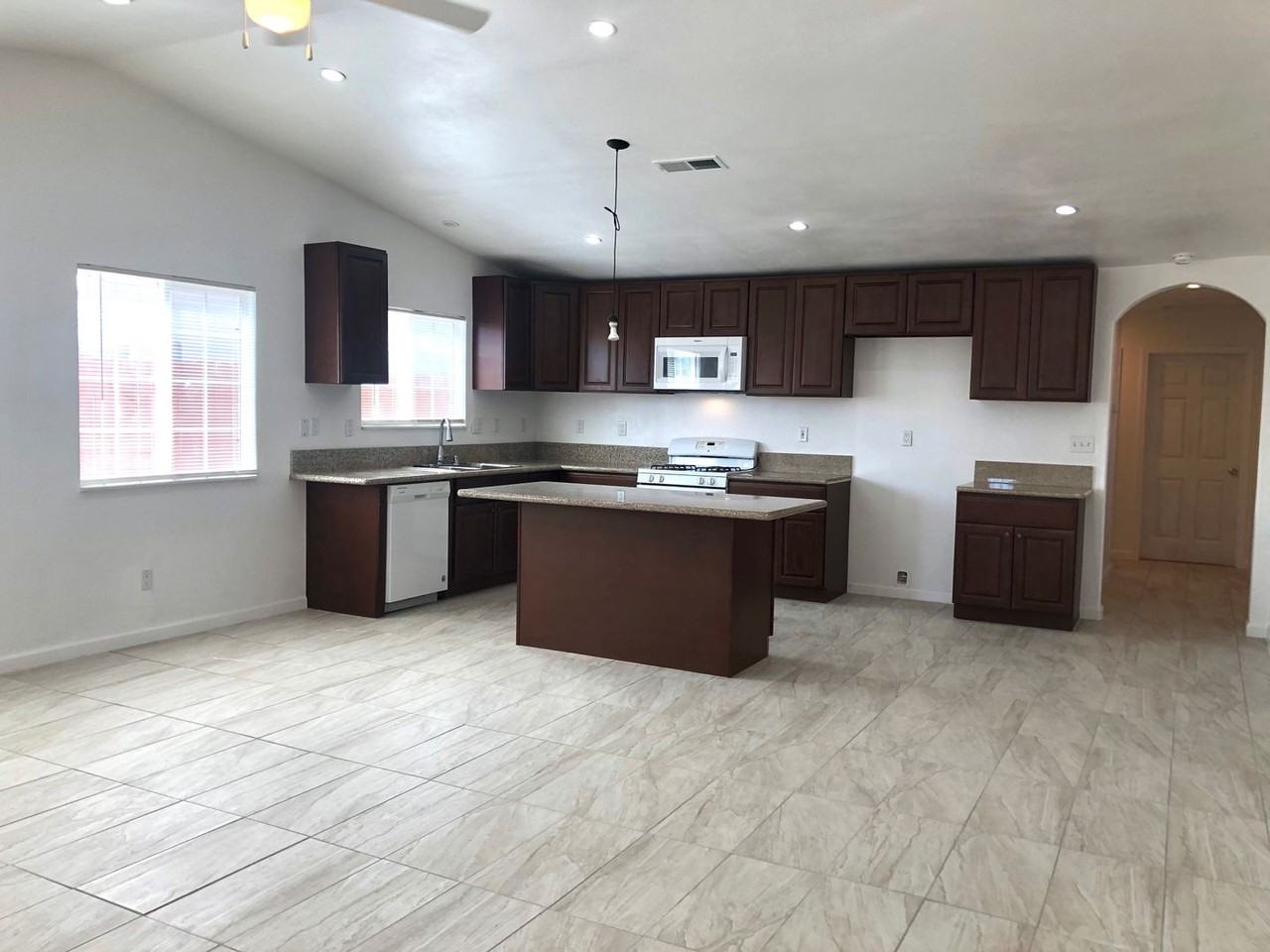 9933 Irene Ave - Photo 3 of 14