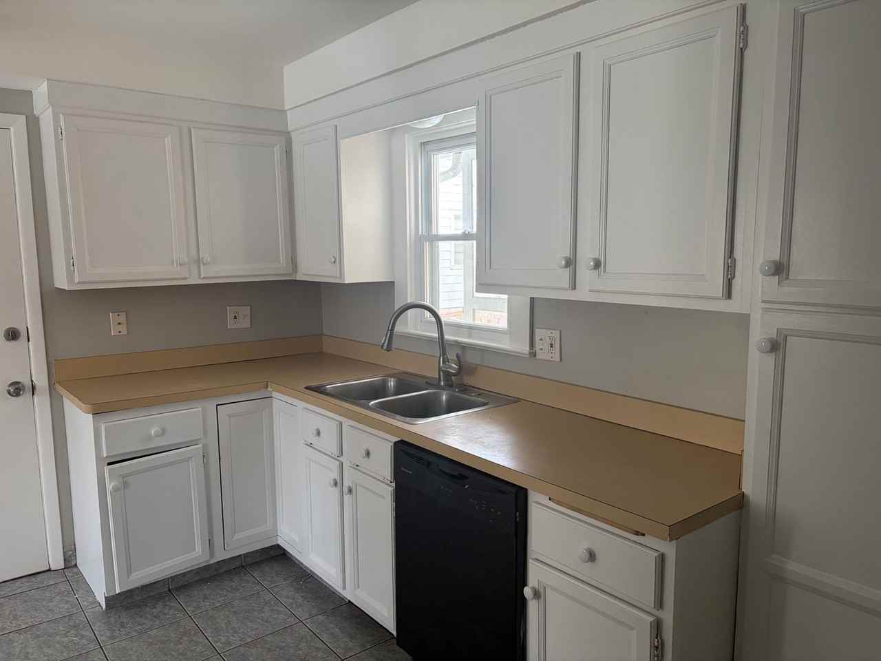 1270 Roland Rd - Photo 3 of 13