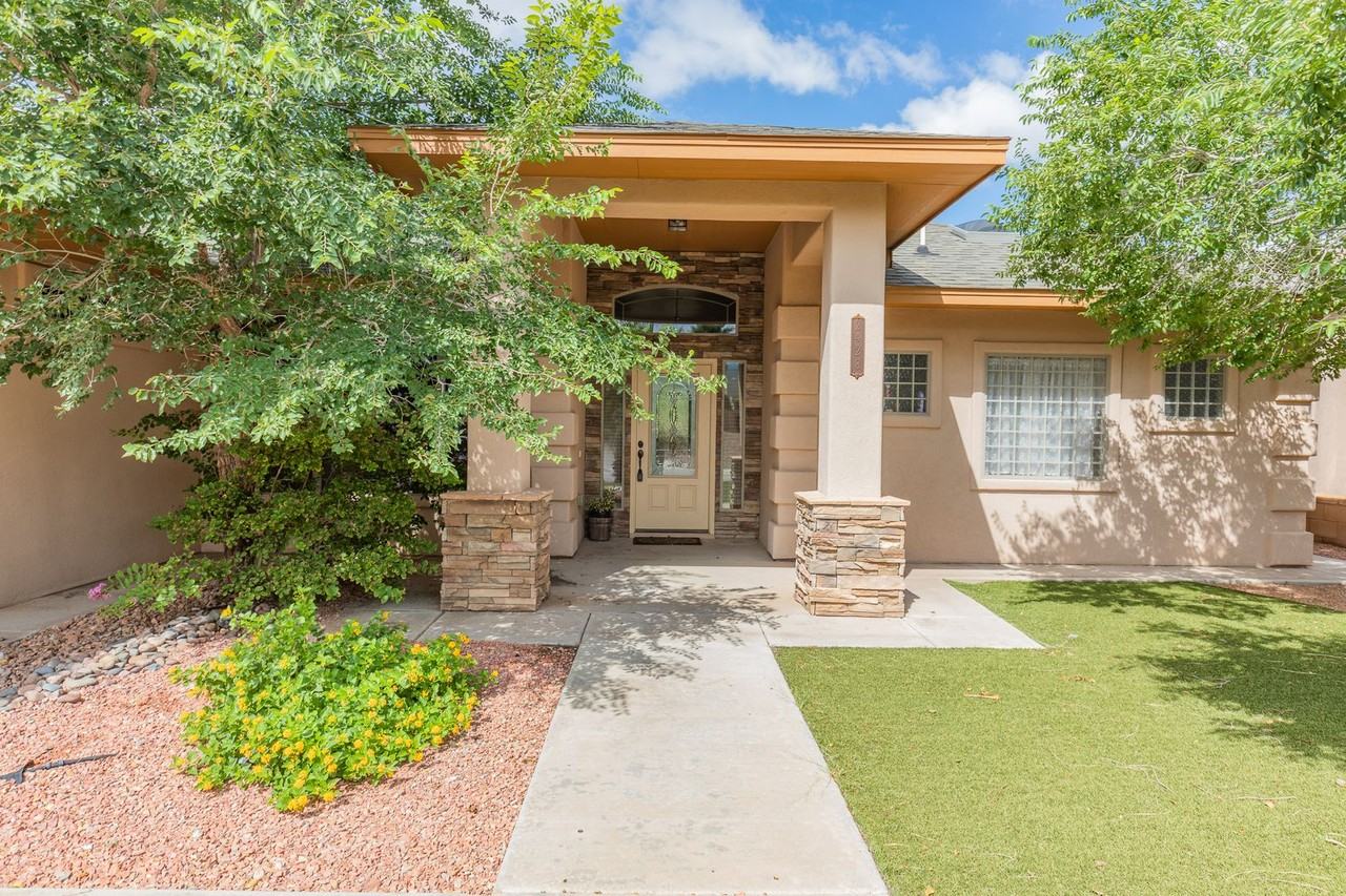 2428 Saguaro Loop - Photo 4 of 40