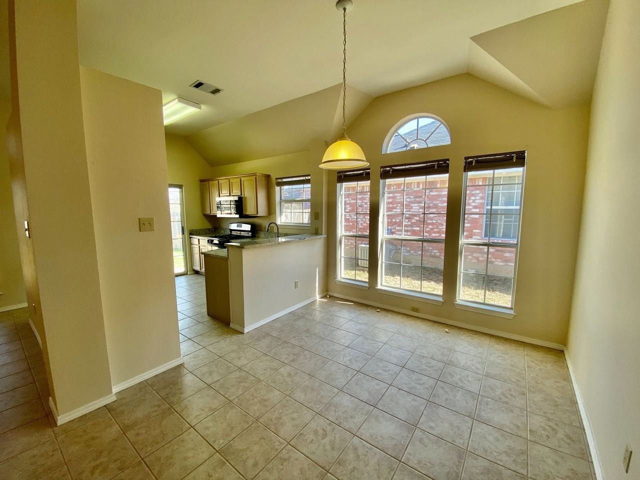 1504 Parkwood Dr - Photo 5 of 21