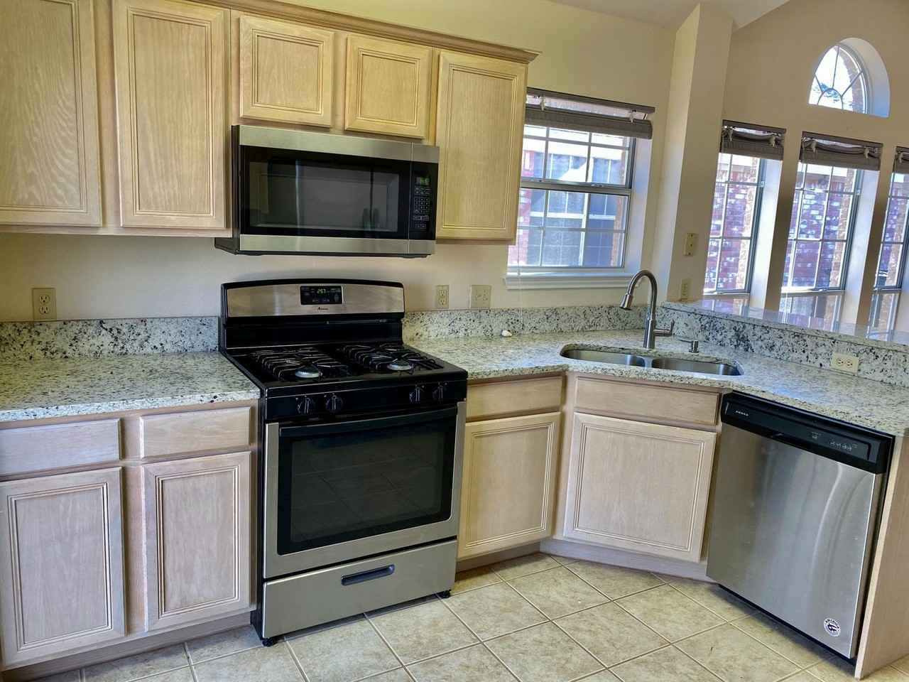 1504 Parkwood Dr - Photo 7 of 21