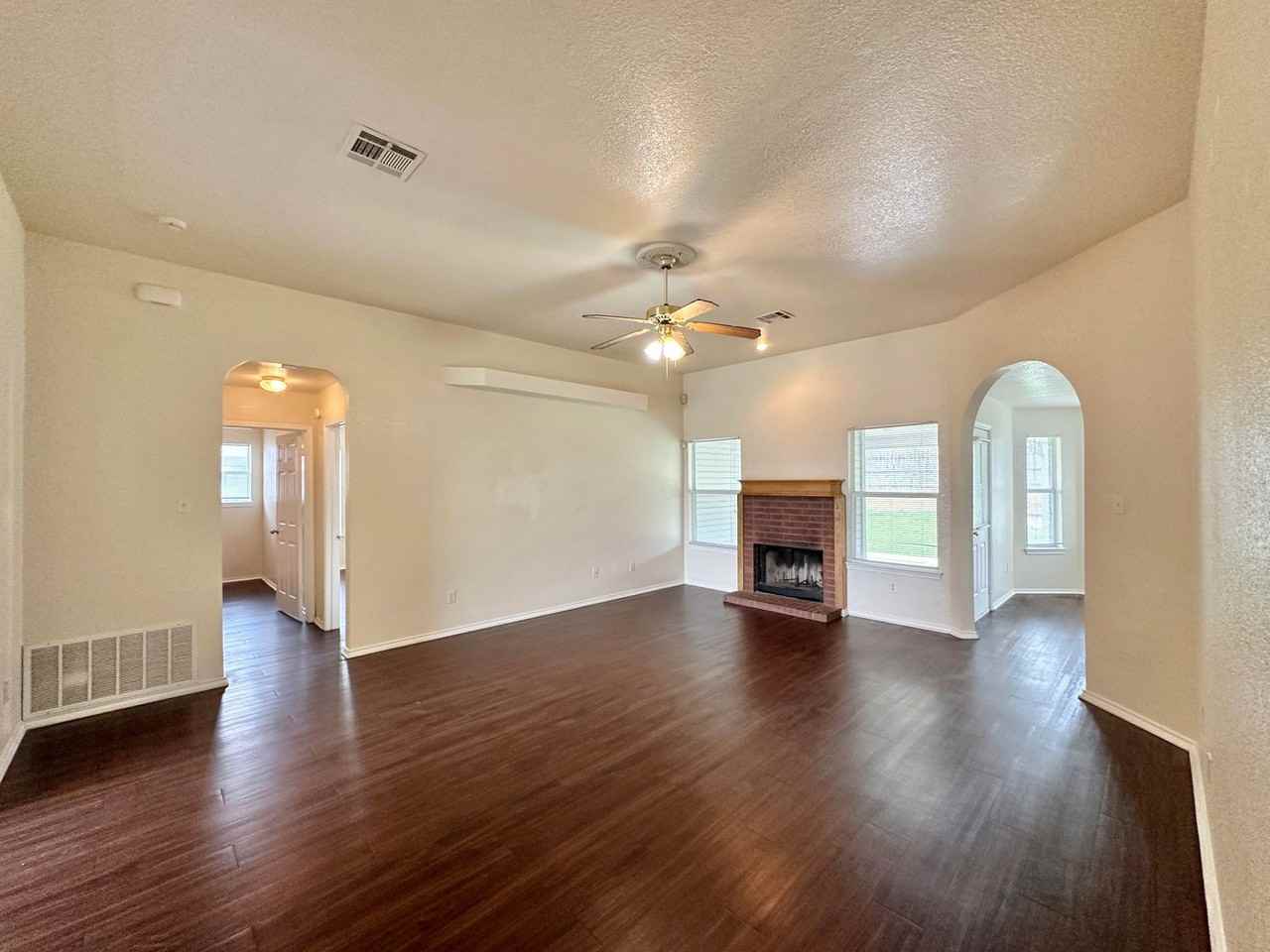 2710 Maria Dr - Photo 4 of 39