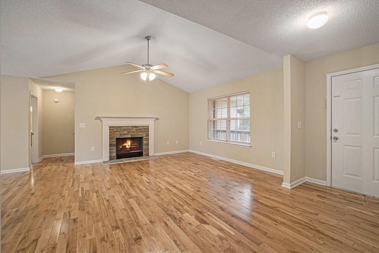 140 Riverbrooke Rd - Photo 2 of 15