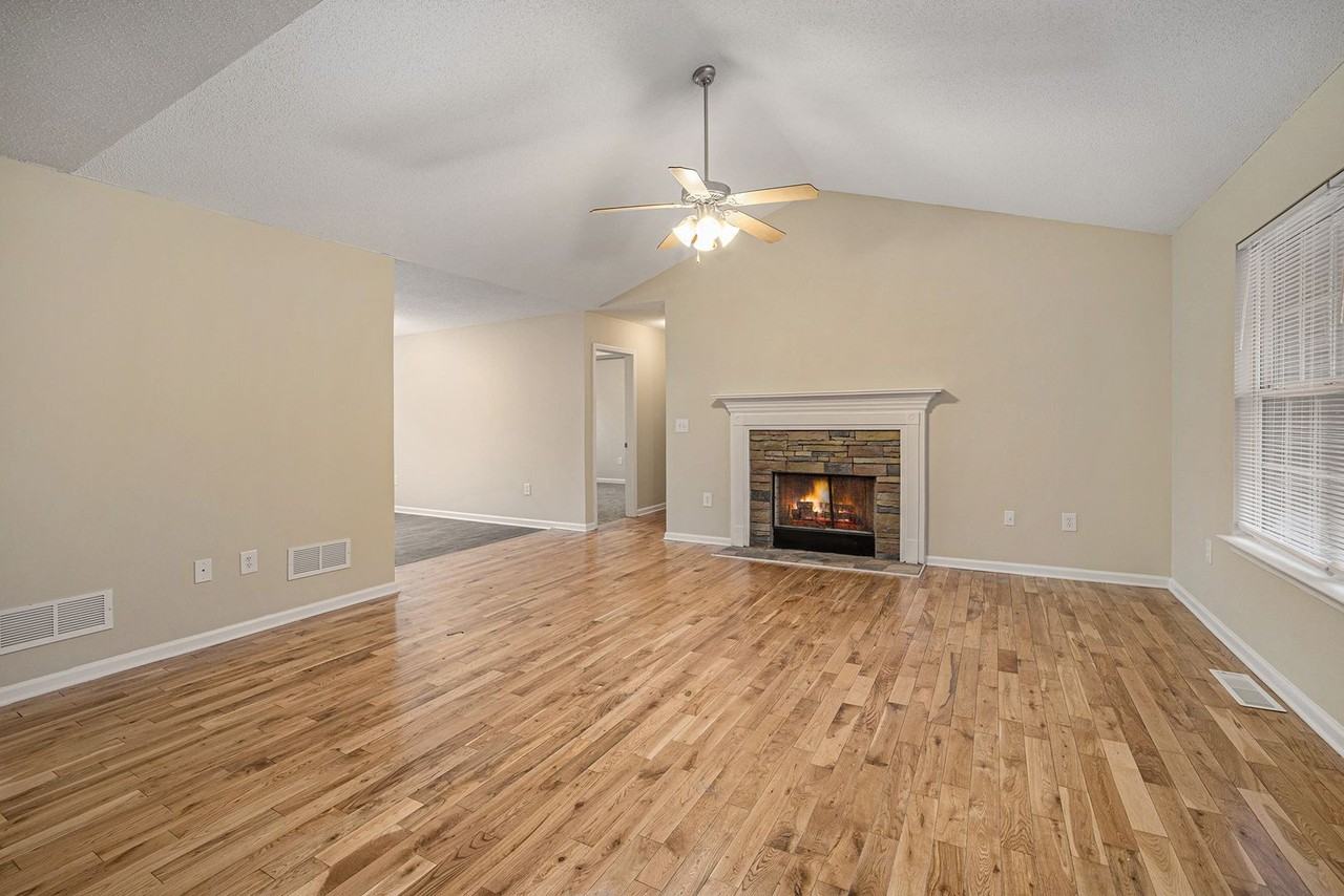 140 Riverbrooke Rd - Photo 3 of 15