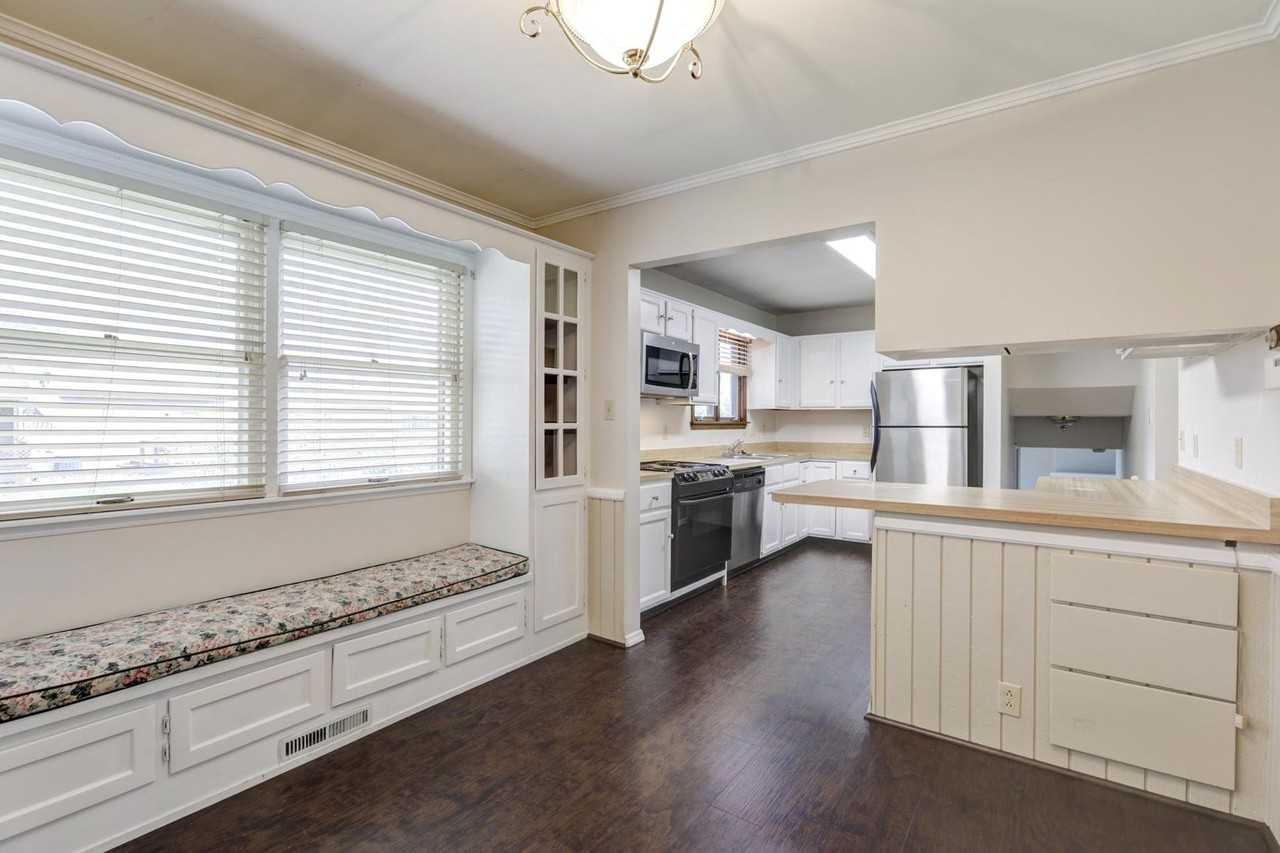 1809 Stratford Dr - Photo 4 of 12