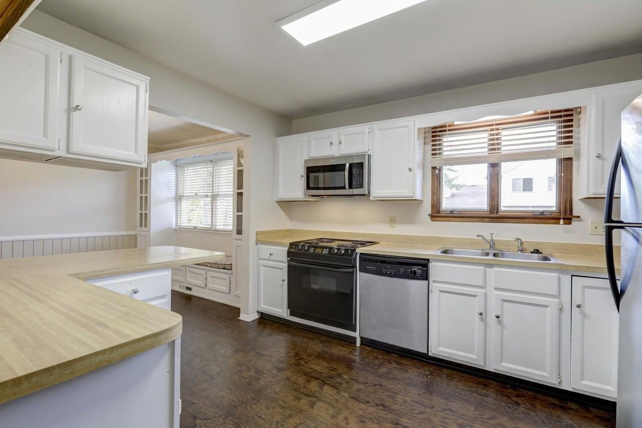 1809 Stratford Dr - Photo 5 of 12