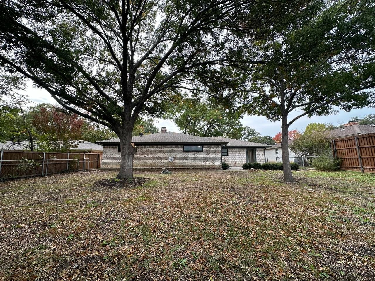 1004 Ridgefield Dr - Photo 2 of 2