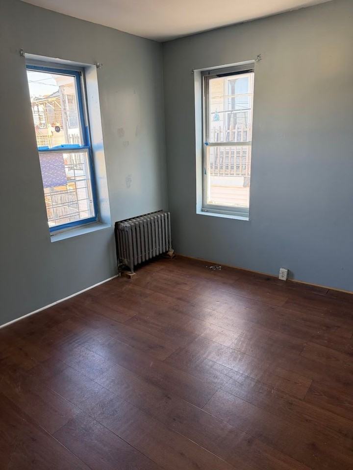 1115 Green St - Photo 7 of 8