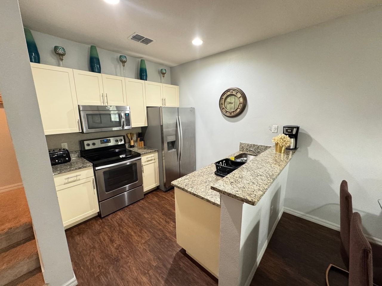 3226 Wish Ave - Photo 3 of 32