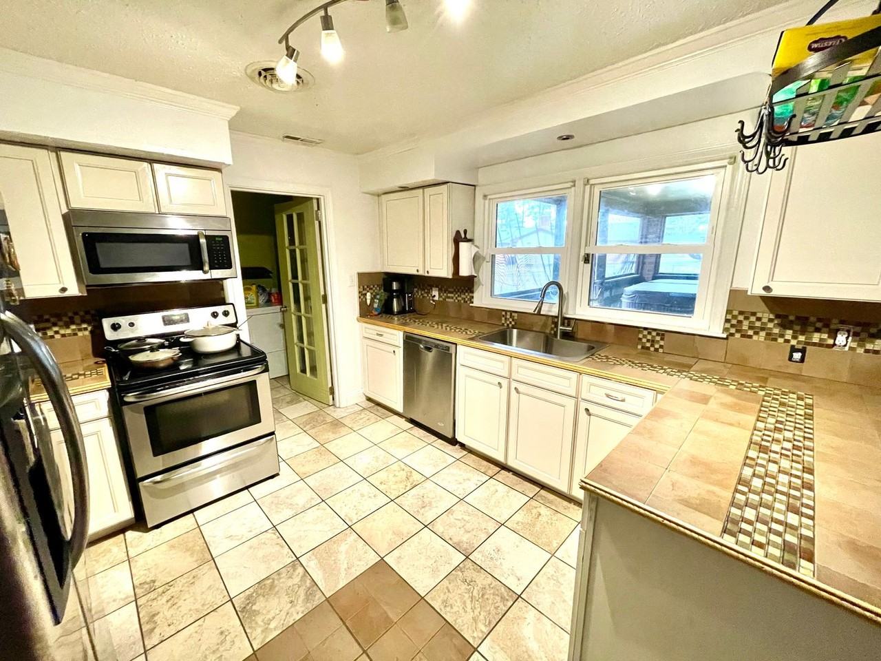 1341 Devonshire Ct - Photo 2 of 18