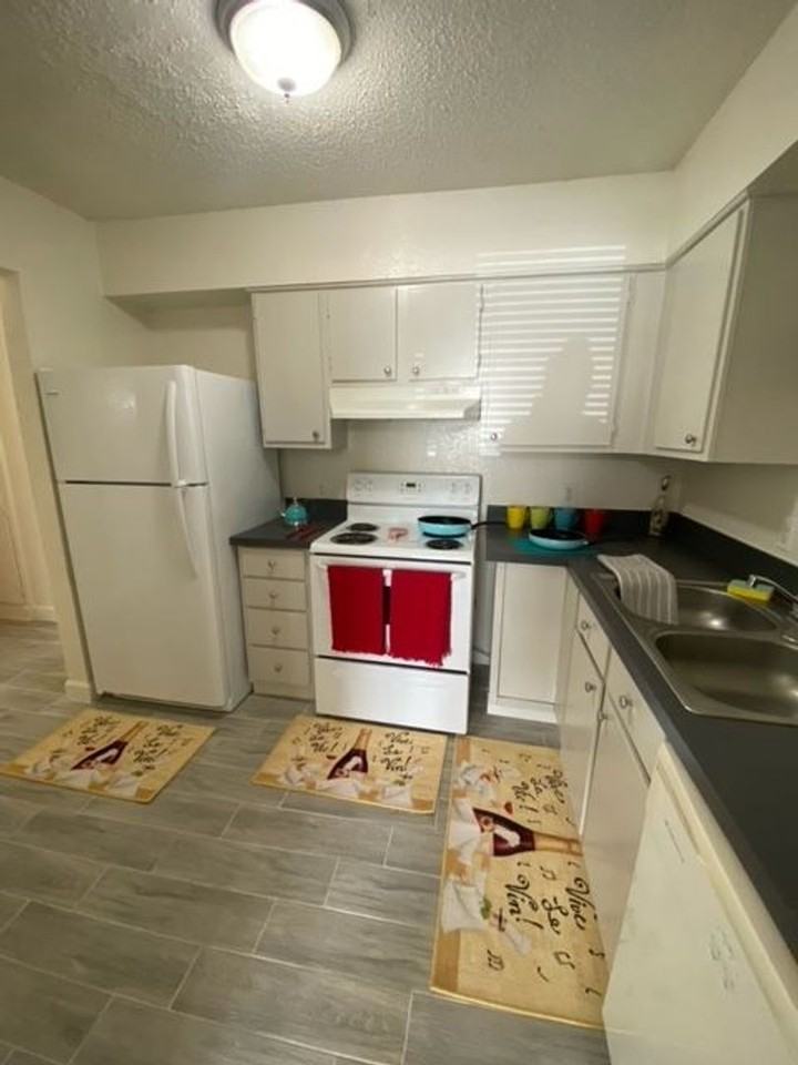 Lions Court Apartments - Photo 6 of 50