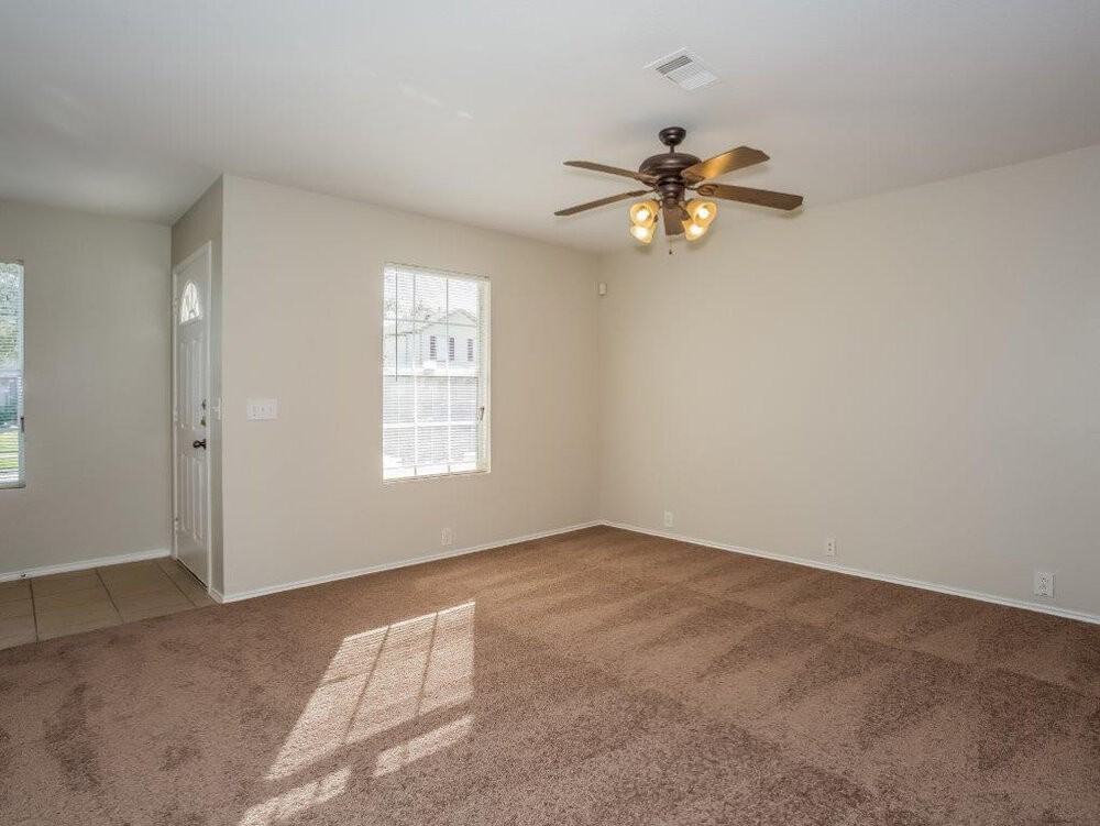 914 Eagles Glide Dr - Photo 2 of 15