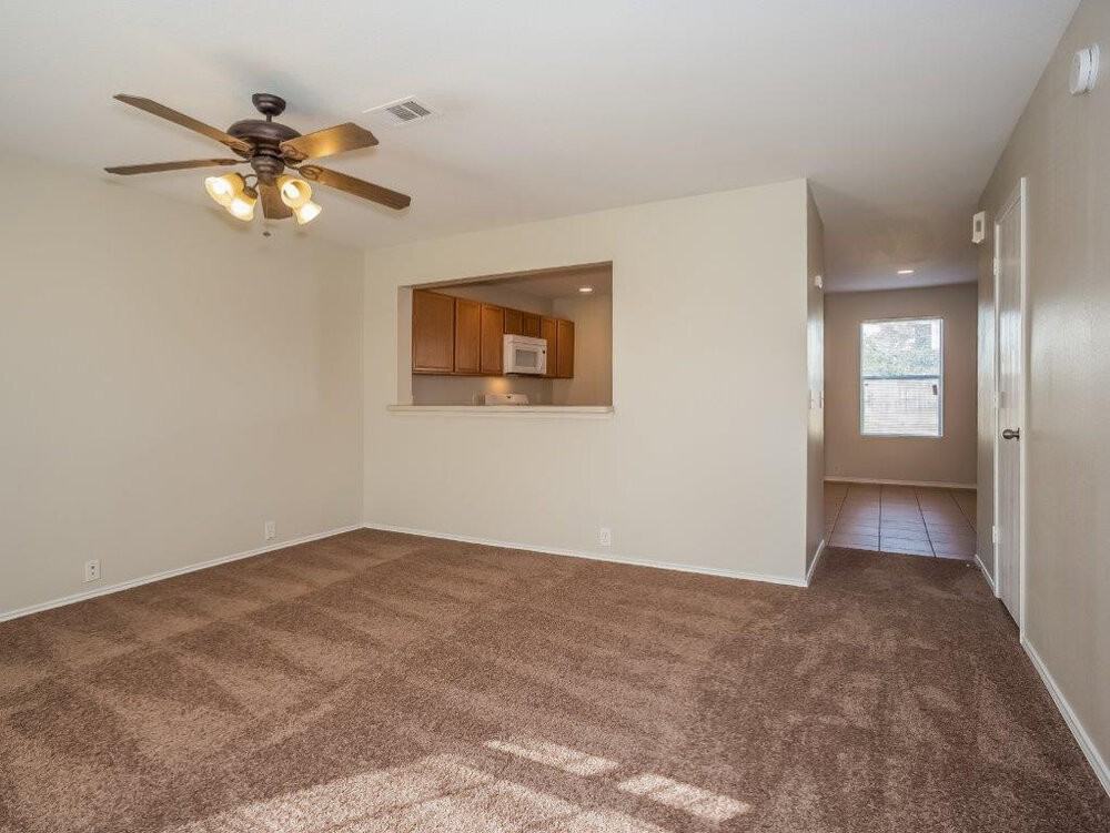 914 Eagles Glide Dr - Photo 3 of 15