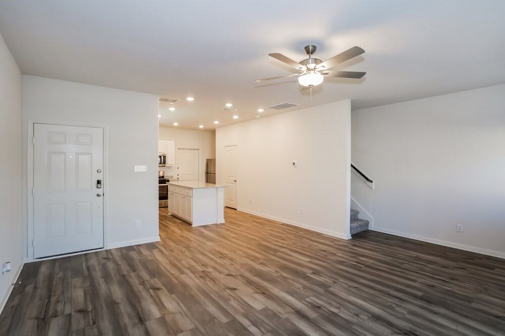 220 Marsh Ln - Photo 7 of 20