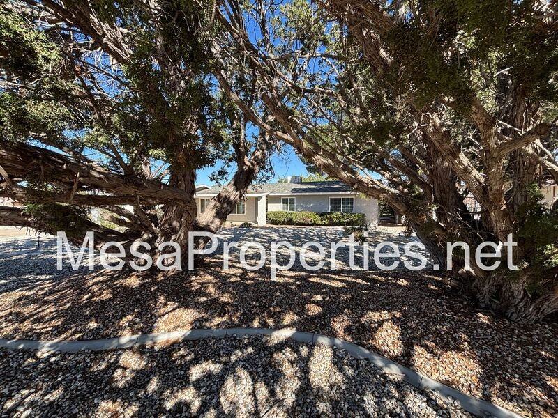 7095 Lyons Ave - Photo 4 of 35